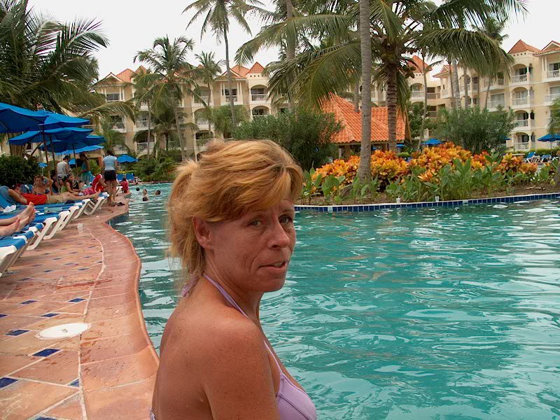 27_Yvonne at the pool